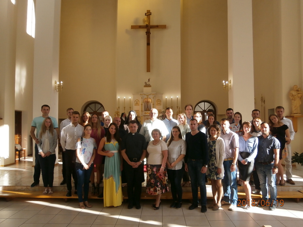 Saderināto un iemīlējušos grupa Rīgas Kristus Karaļa draudzē  2018. g. vasarā