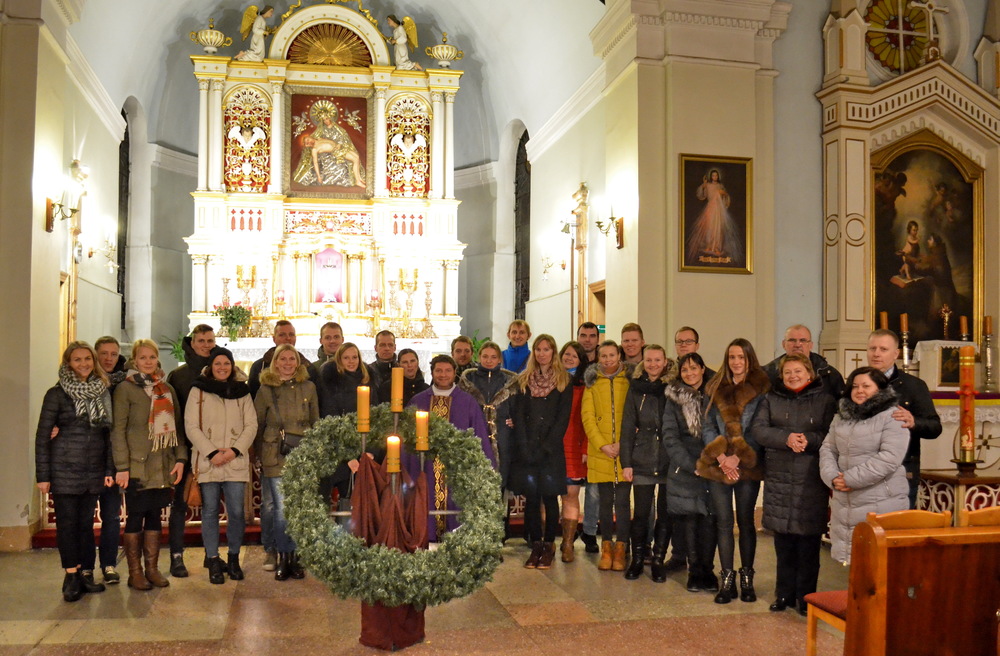 Saderināto un iemīlējušos grupa Rīgas Sāpju Dievmātes draudzē 2018. g. rudenī