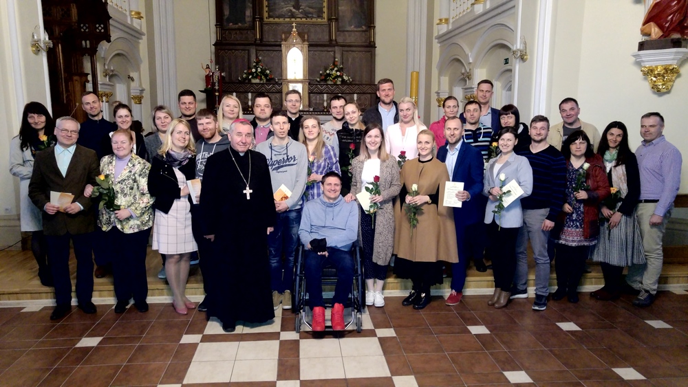 Saderināto un iemīlējušos grupa Jelgavas Bezv. Jaunavas Marijas katedrālē 2019.g. pavasarī