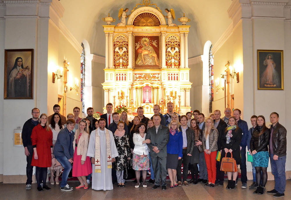 Saderināto un iemīlējušos grupa Rīgas Sāpju Dievmātes baznīcā